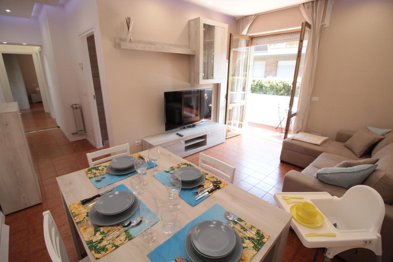 Beach House, 300 M Dal Mare, Marina Di Massa Kültér fotó